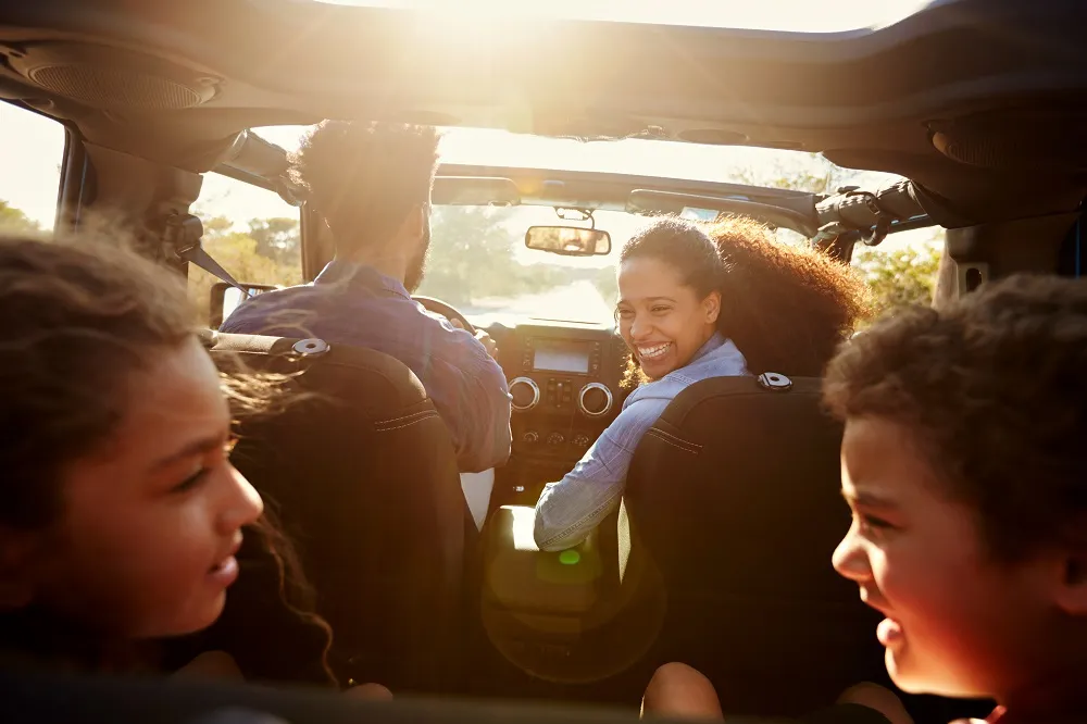 Famille en voiture ConnectiCAR